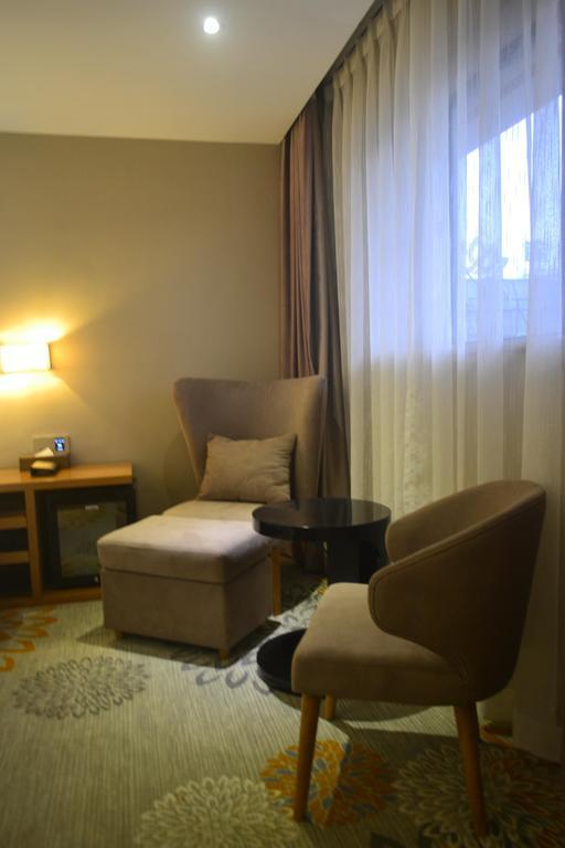 Lavande Hotel Zhuhai Gongbei Port Square Екстер'єр фото